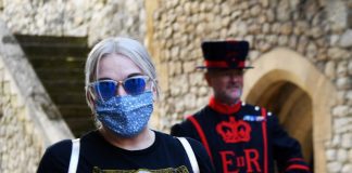 Uso de máscaras nas lojas vai ser obrigatório em Inglaterra