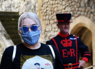 Uso de máscaras nas lojas vai ser obrigatório em Inglaterra