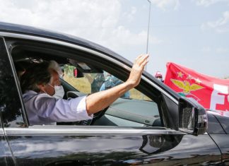 Jorge Jesus recebido em Lisboa por benfiquistas com tarjas de boas-vindas