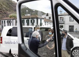 Governo dos Açores entrega minibus à Santa Casa da Misericórdia das Velas no âmbito do programa ‘Solidariedade em Movimento’ DR/GACS