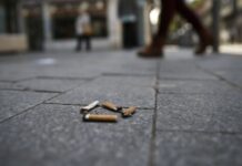 A partir de hoje, atirar beatas de cigarros para o chão dá multa que pode chegar aos 250 euros