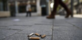 A partir de hoje, atirar beatas de cigarros para o chão dá multa que pode chegar aos 250 euros
