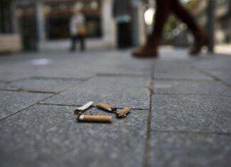 A partir de hoje, atirar beatas de cigarros para o chão dá multa que pode chegar aos 250 euros