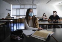 Covid-19: Centro europeu de doenças diz que fechar escolas deve ser última medida a adotar