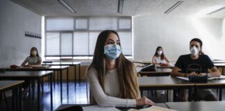 Covid-19: Centro europeu de doenças diz que fechar escolas deve ser última medida a adotar
