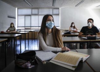 Covid-19: Centro europeu de doenças diz que fechar escolas deve ser última medida a adotar