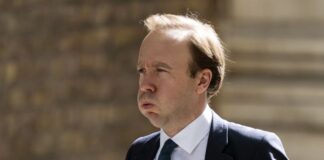 Covid-19: Ministro da Saúde britânico admite quarentena de novo para Portugal