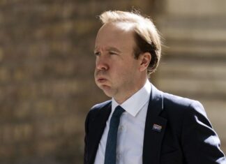 Covid-19: Ministro da Saúde britânico admite quarentena de novo para Portugal