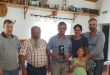 CLUBE DESPORTIVO DE CAÇA E GOLFE DO FAIAL – Vítor Rosa vence Troféu homenagem a António Garcia Machado Vitor Rosa ladeado por Cremildo Marques, Presidente da Junta de Freguesia da Piedade, Demétrio Alvarez, presidente do CDCGFaial. Natacha, Miguel e Raquel Machado, filhos e neta do homenageado