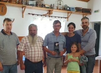 CLUBE DESPORTIVO DE CAÇA E GOLFE DO FAIAL – Vítor Rosa vence Troféu homenagem a António Garcia Machado Vitor Rosa ladeado por Cremildo Marques, Presidente da Junta de Freguesia da Piedade, Demétrio Alvarez, presidente do CDCGFaial. Natacha, Miguel e Raquel Machado, filhos e neta do homenageado