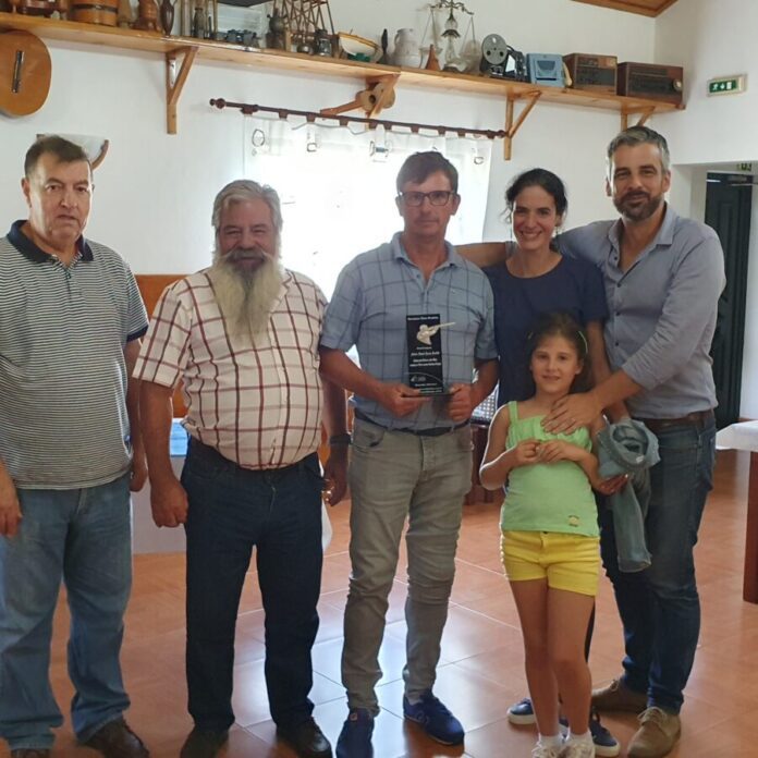DR/CTF Vitor Rosa ladeado por Cremildo Marques, Presidente da Junta de Freguesia da Piedade, Demétrio Alvarez, presidente do CDCGFaial. Natacha, Miguel e Raquel Machado, filhos e neta do homenageado