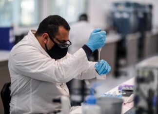 Covid-19: AstraZeneca suspende teste de vacina após reação adversa em voluntário