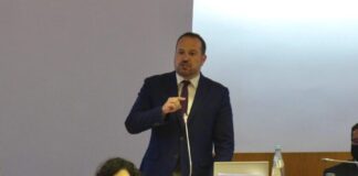 Partidos da coligação chumbam apoios para os custos fixos das empresas e limitam poder do Parlamento Açoriano DR