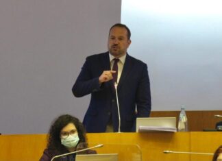 Partidos da coligação chumbam apoios para os custos fixos das empresas e limitam poder do Parlamento Açoriano DR