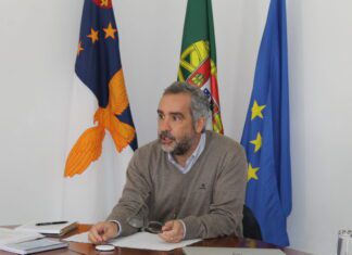 Governo dos Açores falha compromisso de apoiar os pais que ficam em casa quando as escolas estão encerradas DR