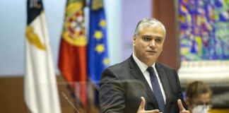 Vasco Cordeiro defende que nesta crise é mais importante combater as desigualdades do que baixar impostos para quem ganha mais DR