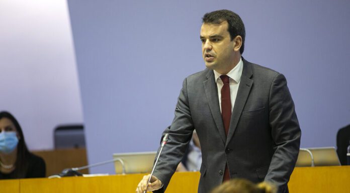 Partidos do Governo Regional dos Açores chumbam proposta do PS para integrar trabalhadores das empresas públicas a extinguir DR