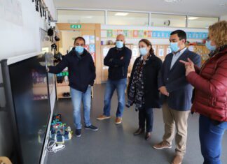 Câmara de São Roque do Pico Equipa Pré- Escolar e 1.º Ciclo Com Smart Boards DR
