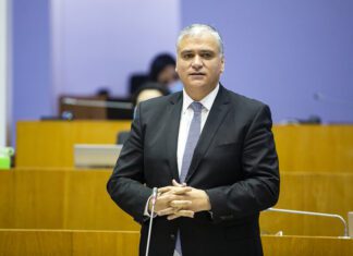 “Baixe menos os impostos sobre quem ganha mais e invista mais na educação e na saúde”, desafia Vasco Cordeiro DR