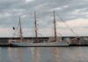 NRP Sagres larga do porto do Funchal e ruma aos Açores