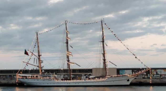 NRP Sagres larga do porto do Funchal e ruma aos Açores
