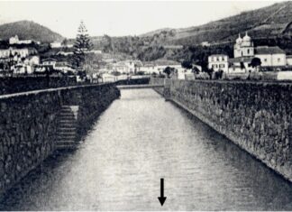 Ribeira mal cheirosa Aspecto da Ribeira da Conceição, onde “Os rapazes da minha juventude” mergulhavam da ponte de madeira ali existente. (Foto tirada antes de 1926).