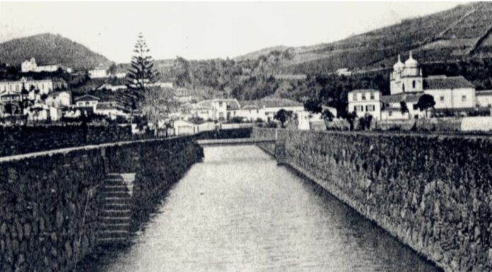 Ribeira mal cheirosa Aspecto da Ribeira da Conceição, onde “Os rapazes da minha juventude” mergulhavam da ponte de madeira ali existente. (Foto tirada antes de 1926).