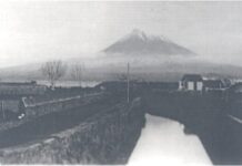 Na Ribeira da Conceição, a porcaria continua Imagem da ribeira da Conceição, provavelmente alguns anos depois de os muros serem construídos.
