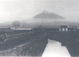 Na Ribeira da Conceição, a porcaria continua Imagem da ribeira da Conceição, provavelmente alguns anos depois de os muros serem construídos.