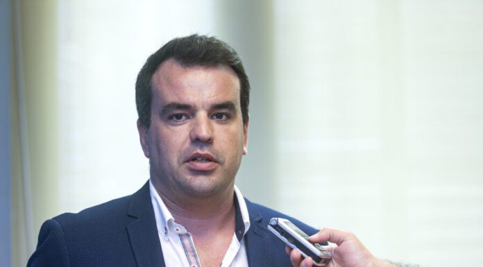 Governo Regional discrimina Juntas de Freguesia, denuncia Tiago Branco