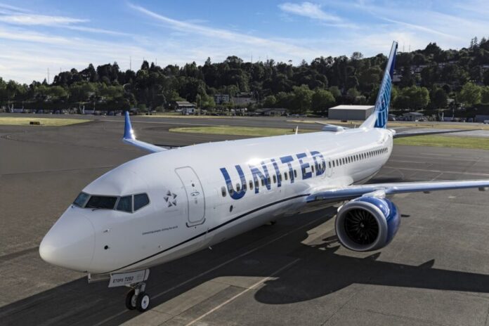 UAL 737-8 Paint Hangar Rollout