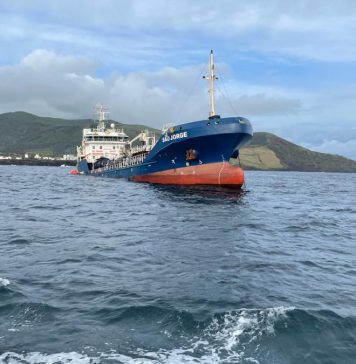 Navio-tanque “São Jorge” encalha na ilha Graciosa