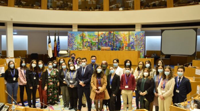 Secundárias do Pico, Terceira e São Miguel vão representar os Açores na sessão nacional do Parlamento dos Jovens