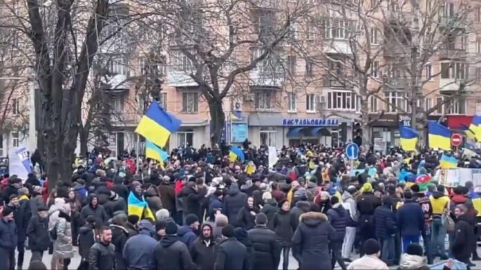 Habitantes de Kherson não podem sair mas manifestam-se nas ruas da cidade