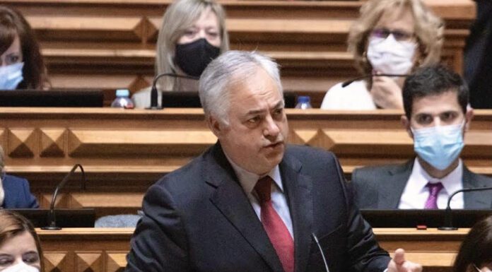 Paulo Moniz questiona António Costa sobre prioridades para os Açores