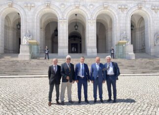 Presidente da Câmara reúne com deputados na Assembleia da República