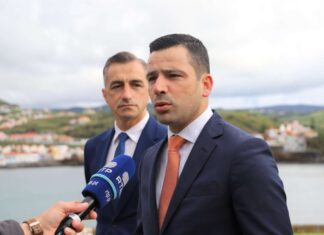 Secretário Regional do Ambiente e Alterações Climáticas visita os trabalhos de remoção de algas da Praia de Porto Pim