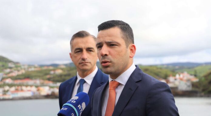 Secretário Regional do Ambiente e Alterações Climáticas visita os trabalhos de remoção de algas da Praia de Porto Pim