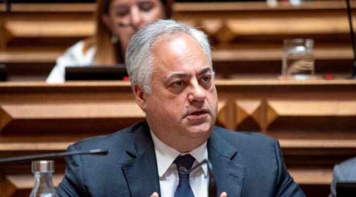 Passes gratuitos – Paulo Moniz entrega iniciativa para inclusão de estudantes açorianos