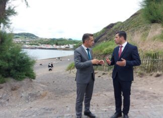 Alonso Miguel visita novo acesso ao areal da Praia de Porto Pim