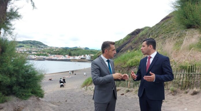 Alonso Miguel visita novo acesso ao areal da Praia de Porto Pim
