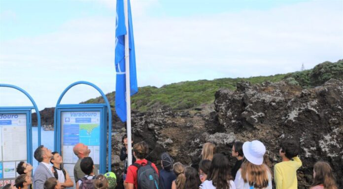 Hasteada a Bandeira Azul nas Zonas Balneares do Varadouro, Castelo Branco e Praia do Almoxarife
