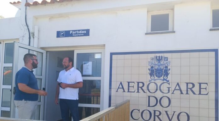 PS quer saber porque é que as obras da aerogare e quartel de bombeiros do Corvo não avançam