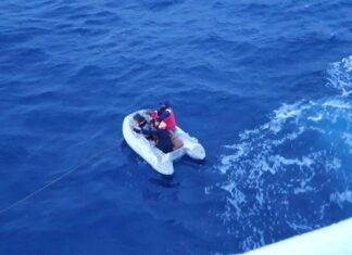Marinha coordena resgate de 4 pessoas a bordo de veleiro