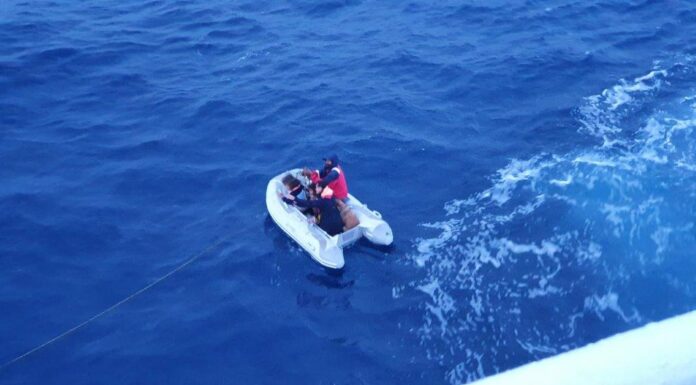 Marinha coordena resgate de 4 pessoas a bordo de veleiro
