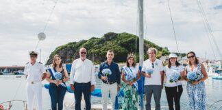 Velejadores recebidos com hortênsias e produtos locais
