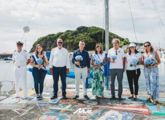 Velejadores recebidos com hortênsias e produtos locais