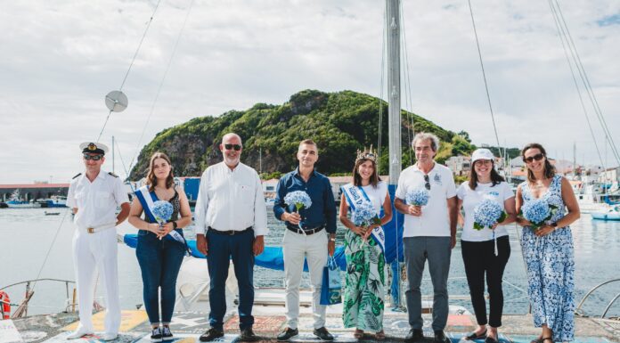 Velejadores recebidos com hortênsias e produtos locais