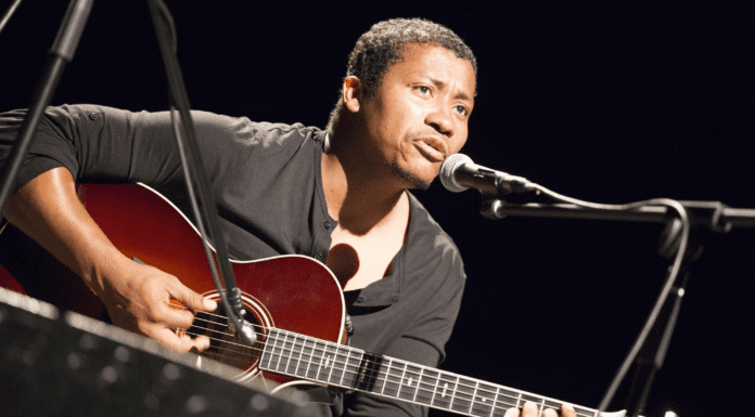 Tcheka, músico cabo-verdiano volta à ilha do Pico