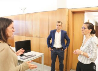 CM Horta oferece computadores a escolas